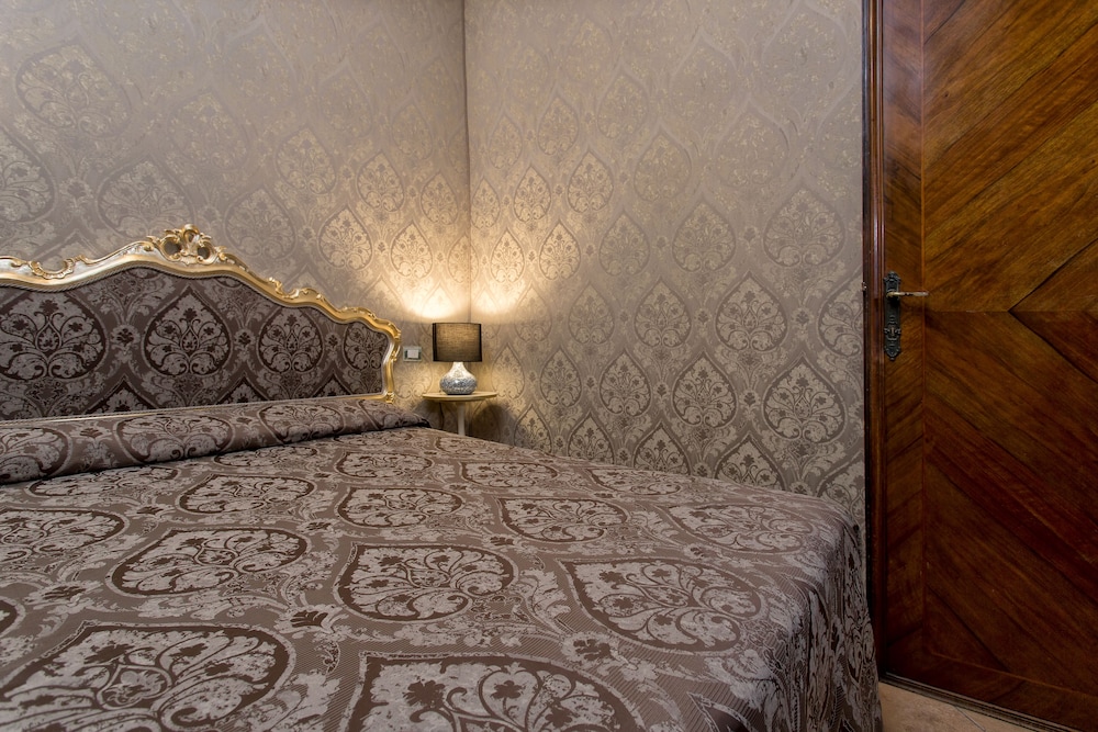 Double Room, 1 Large Twin Bed (external private bathroom) photo 3