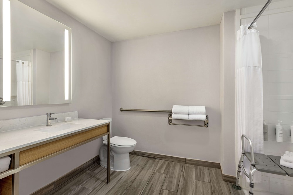Room, 2 Queen Beds - Photo 12
