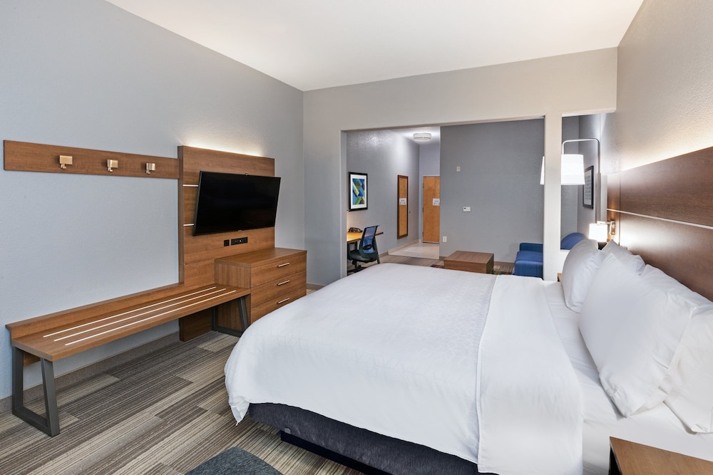 Suite, 1 King Bed, Accessible (Mobility, Comm, Roll Shwr) - Photo 3