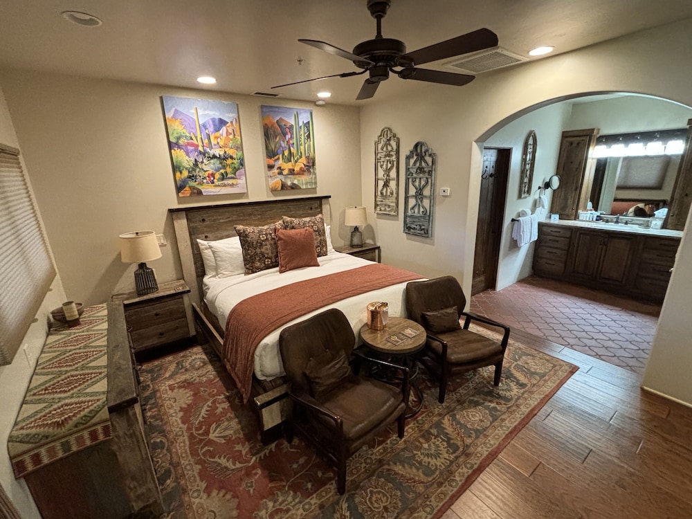 Deluxe Room, 1 King Bed (Sonoran)