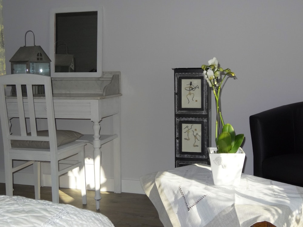 Superior Suite, Private Bathroom, Garden View (Chambre Lune) photo 3