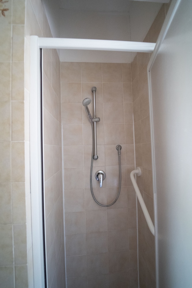 Room, Balcony - Photo 18