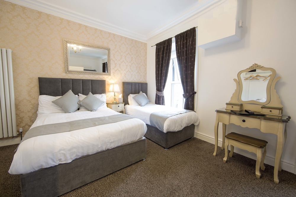 Standard Quadruple Room, Ensuite photo 1