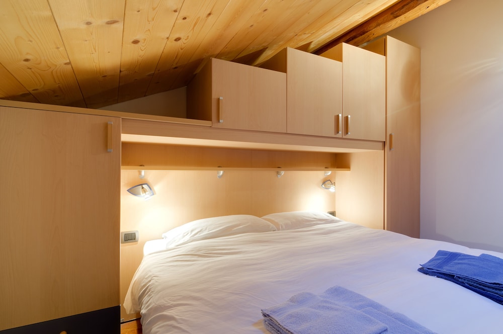 Attic, 1 Bedroom photo 3