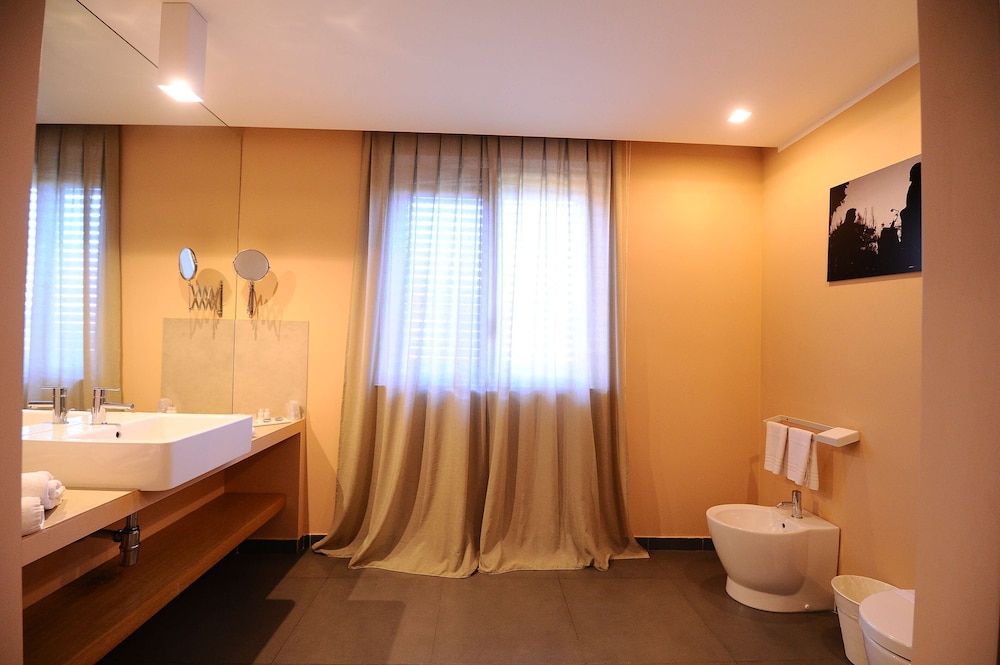Superior Room, 1 Queen Bed, Non Smoking (Converts to 2 Twin Beds) - Photo 11