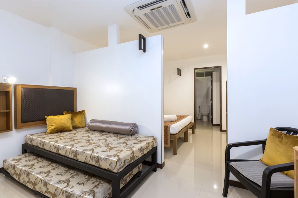 Deluxe Triple Suite (3 adults and 1 child under 6 years old sleeping for free in existing beds) photo 1