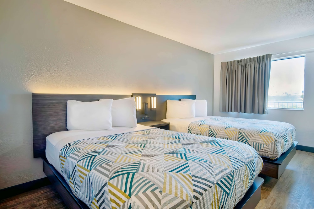 Deluxe Room, 2 Double Beds, Non Smoking, Refrigerator & Microwave photo 3