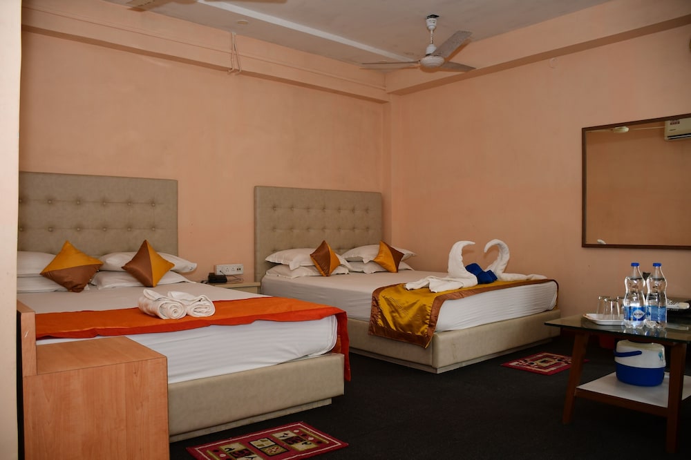 Four Bed Ac with Balcony photo 2