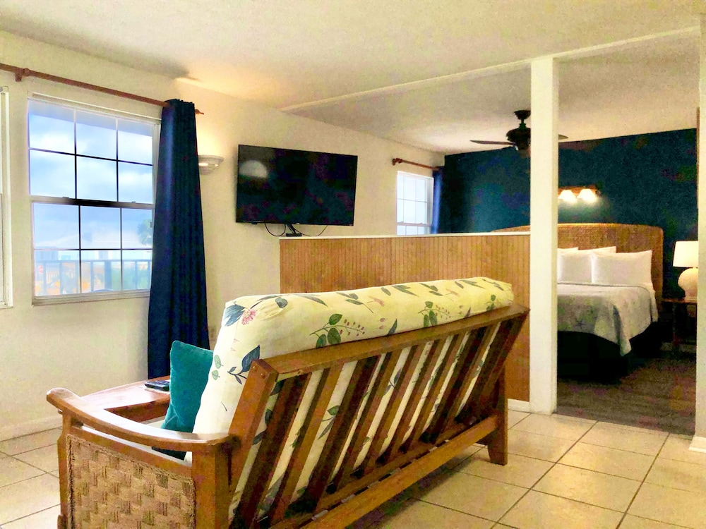 Deluxe Room, 1 King Bed, River View photo 2
