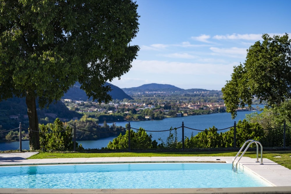 Villa photo 1