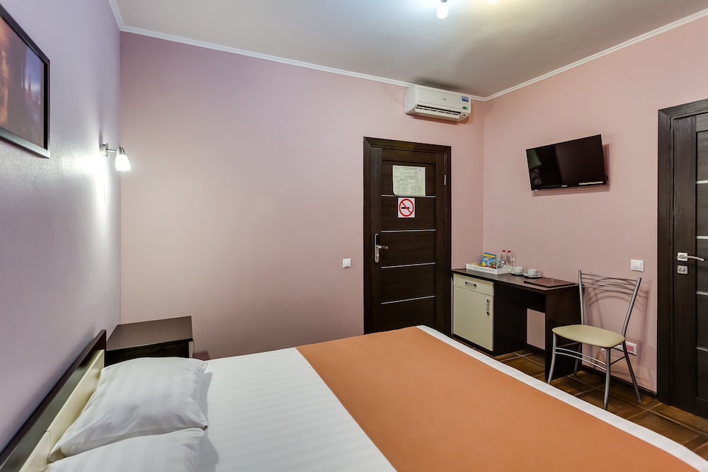 Economy Double Room, No Windows photo 3