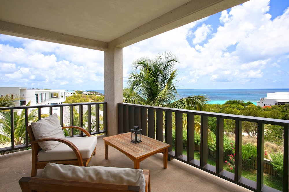 Studio, 1 King Bed, Beach View photo 1