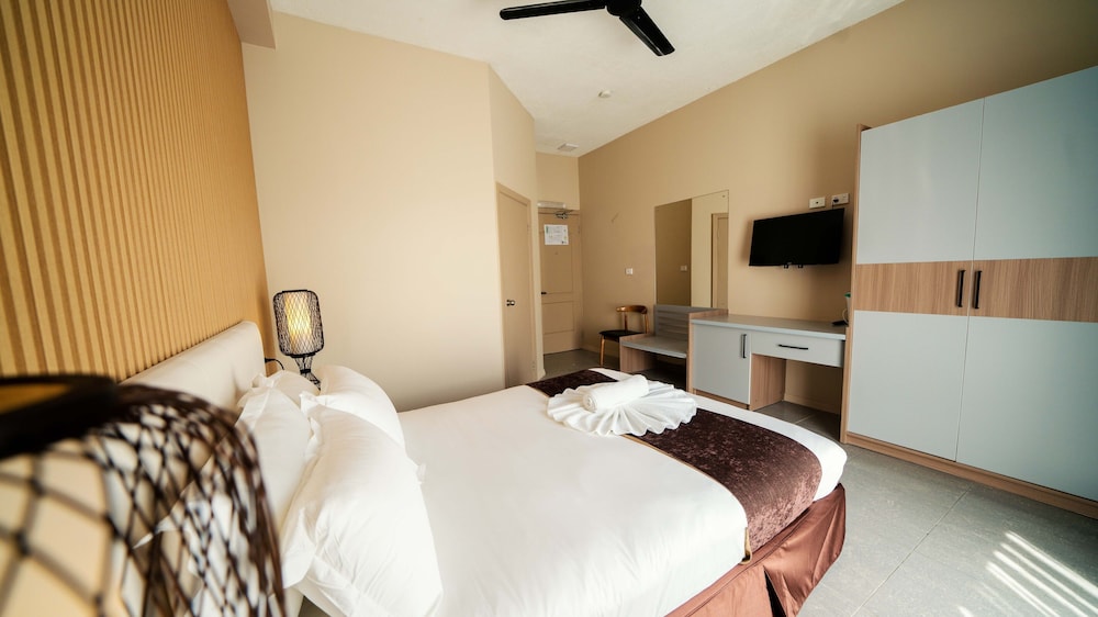 Deluxe Room, 1 Queen Bed photo 2