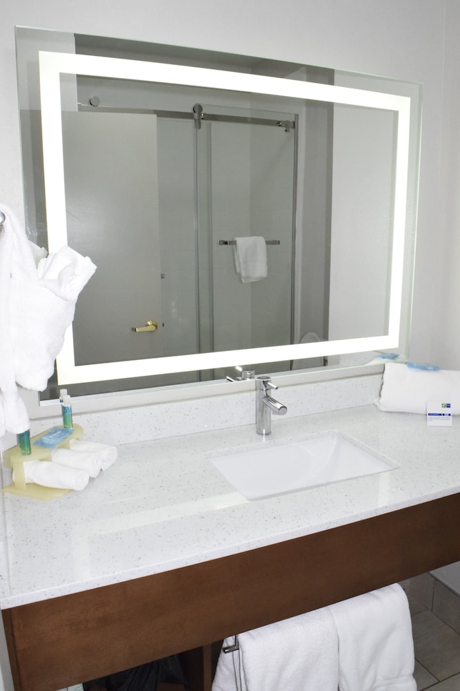 Standard Room, 1 King Bed, Accessible (Accessible Tub) photo 2