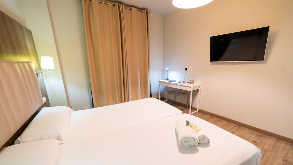 Standard Twin Room - Photo 4