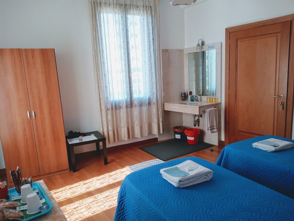 Deluxe Double or Twin Room, Shared Bathroom, Sea View photo 3