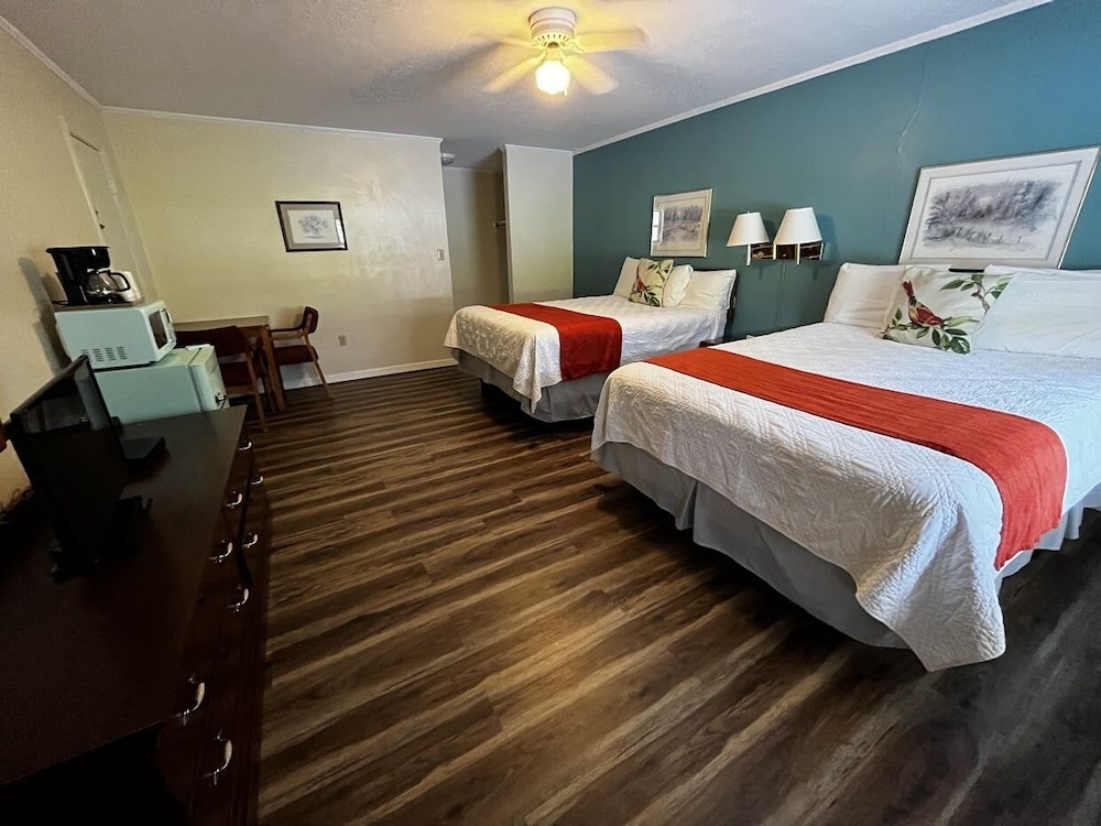Room, 2 Queen Beds, Mountain View photo 2