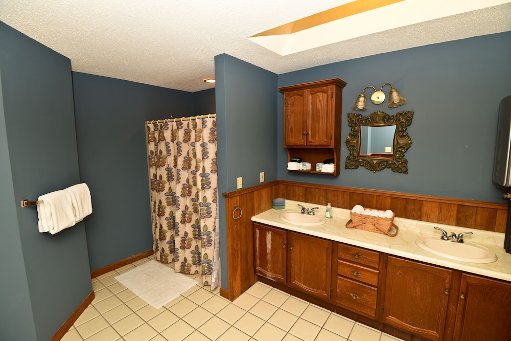 Executive Apartment, 2 Bedrooms, Balcony, Mountain View (Not Pet Friendly) photo 2