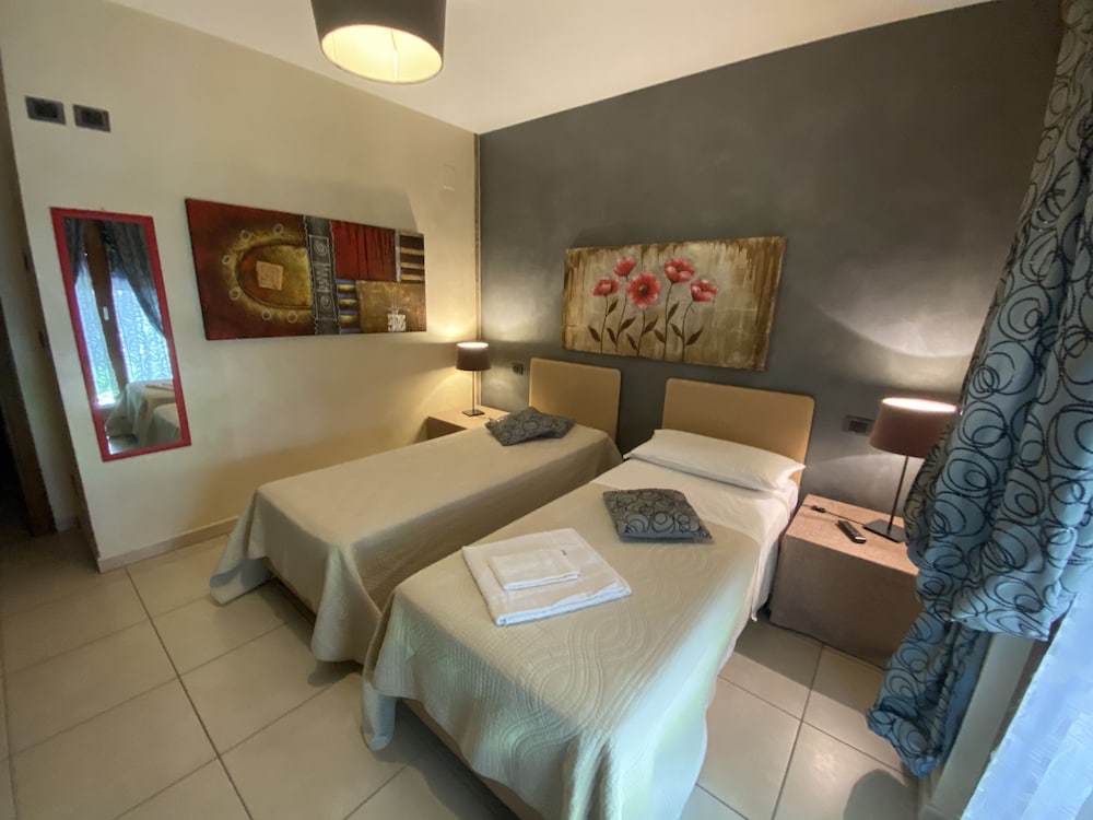 Twin Room (Private External Bathroom)