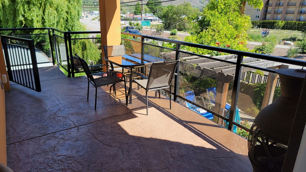 Queen Room Balcony Suite photo 3