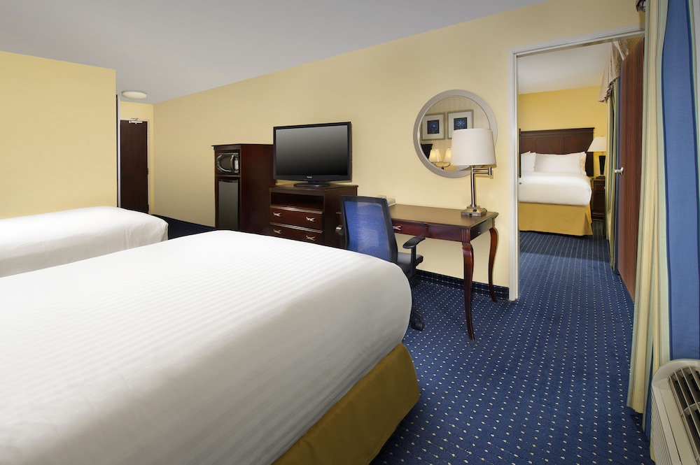 Suite, 1 Bedroom - Photo 2