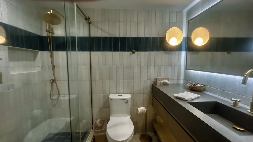 Deluxe Room, 1 King Bed, Balcony, Oceanfront, photo 6