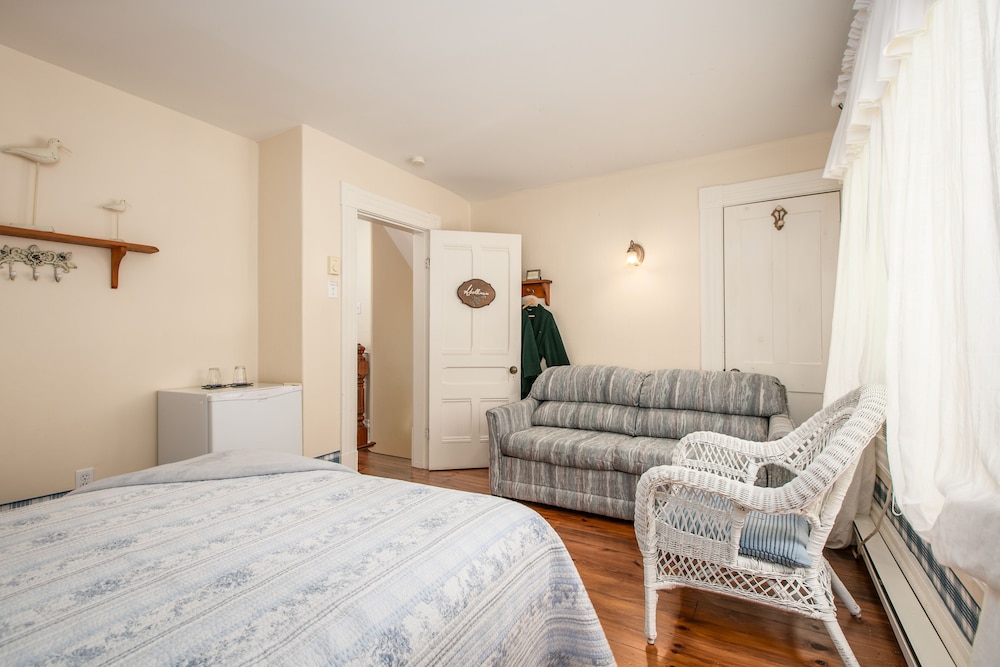 Classic Quadruple Room, Shared Bathroom (Apollinaire) photo 3