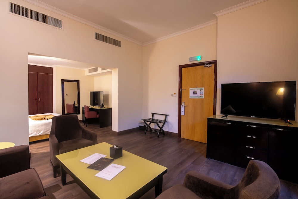 Junior Suite, 1 King Bed, Smoking photo 3