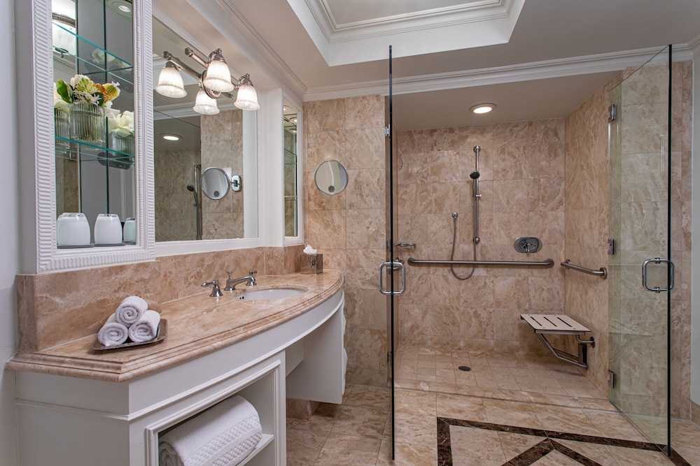 Room, 1 King Bed, Mobility Accessible (Hearing Access, Shower, Avenue View) thumbnail 5