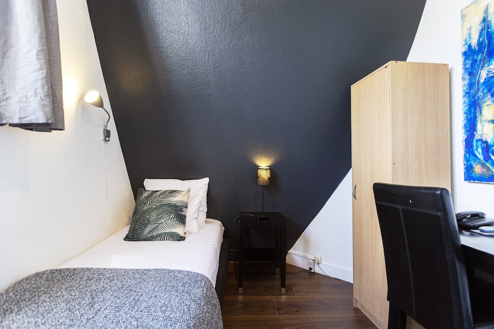 Basic Single Room, 1 Twin Bed, Shared Bathroom photo 2