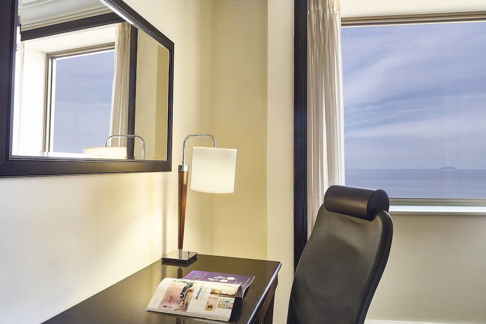 Executive Room, 1 King Bed, Ocean View thumbnail 6