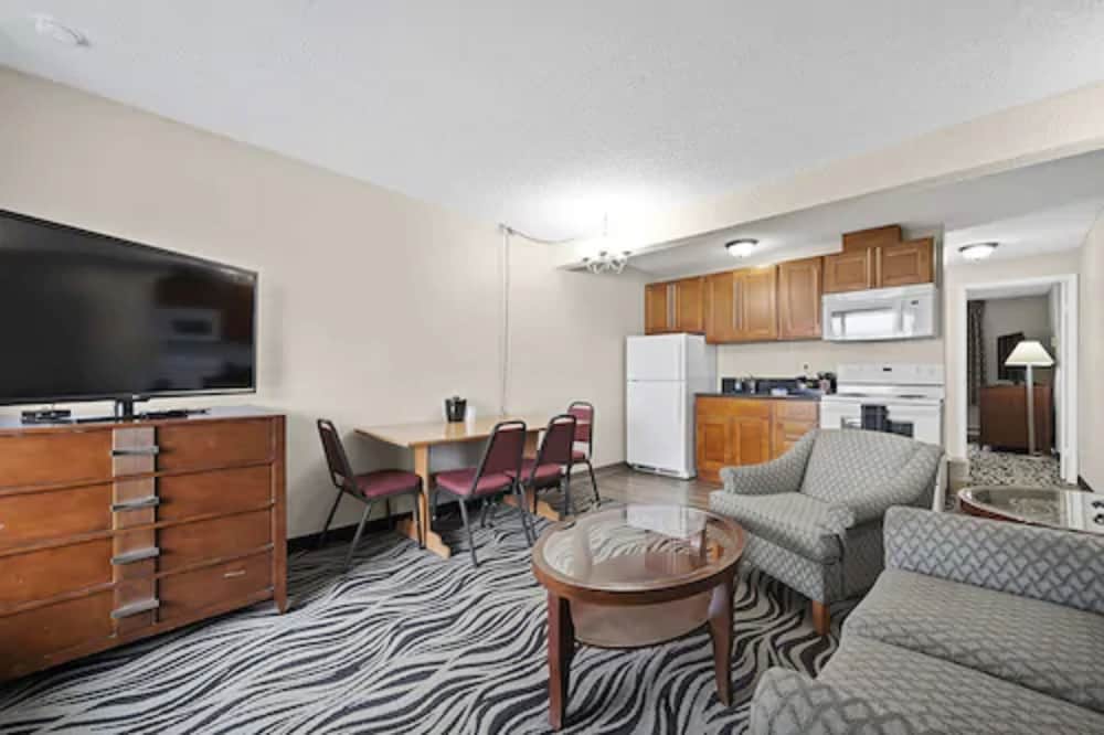 Suite, 1 Queen Bed, Kitchen photo 1