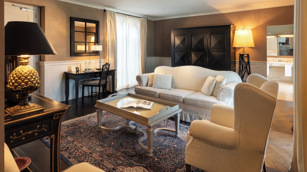 Deluxe Suite, 1 Queen Bed with Sofa bed photo 1