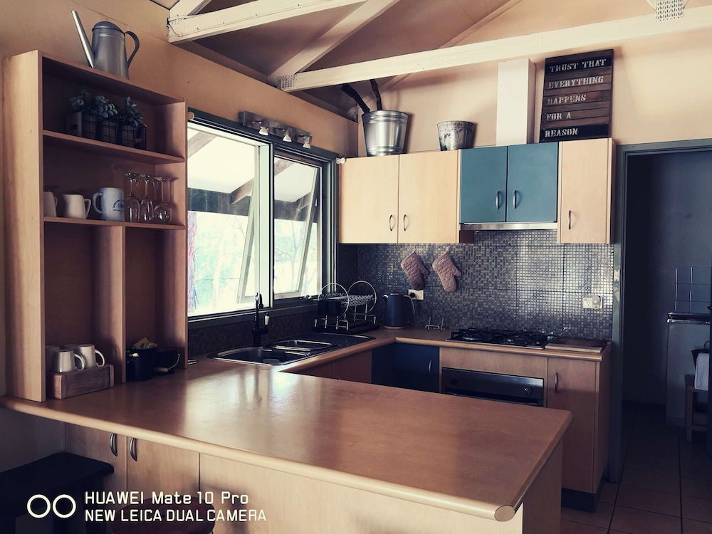 Rustic Cottage (2 Queens 2 Singles) with Woodfire photo 3