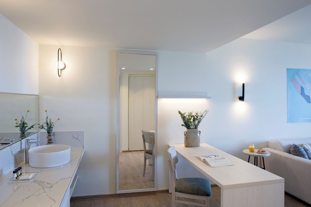 Family Room, 1 Bedroom, Pool View - Photo 4
