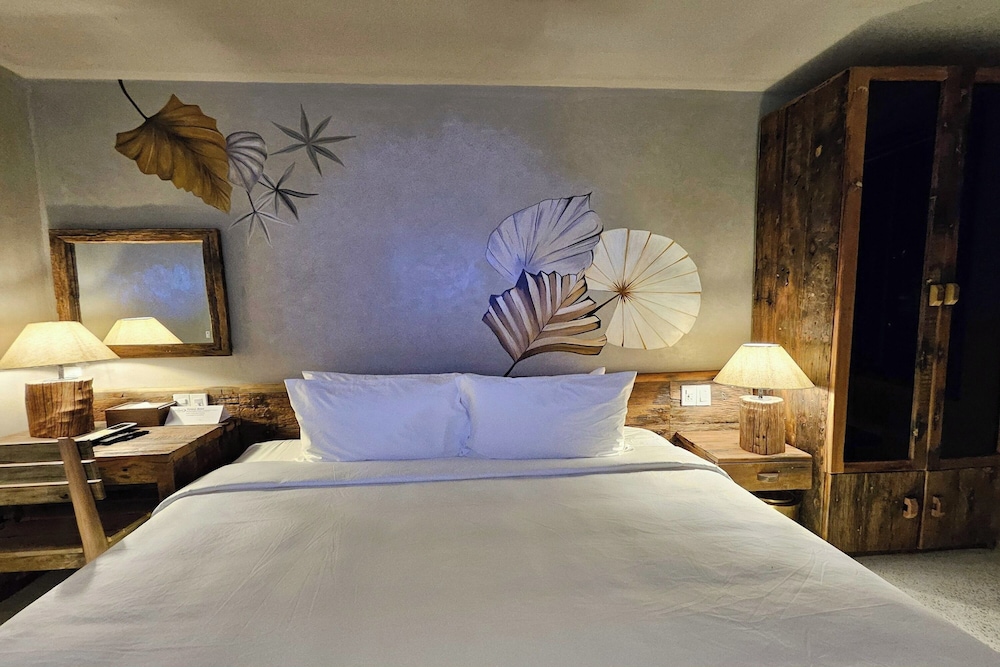 Deluxe Queen Room - Photo 9