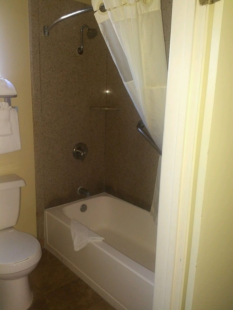 Room, Multiple Beds, Non Smoking - Photo 9
