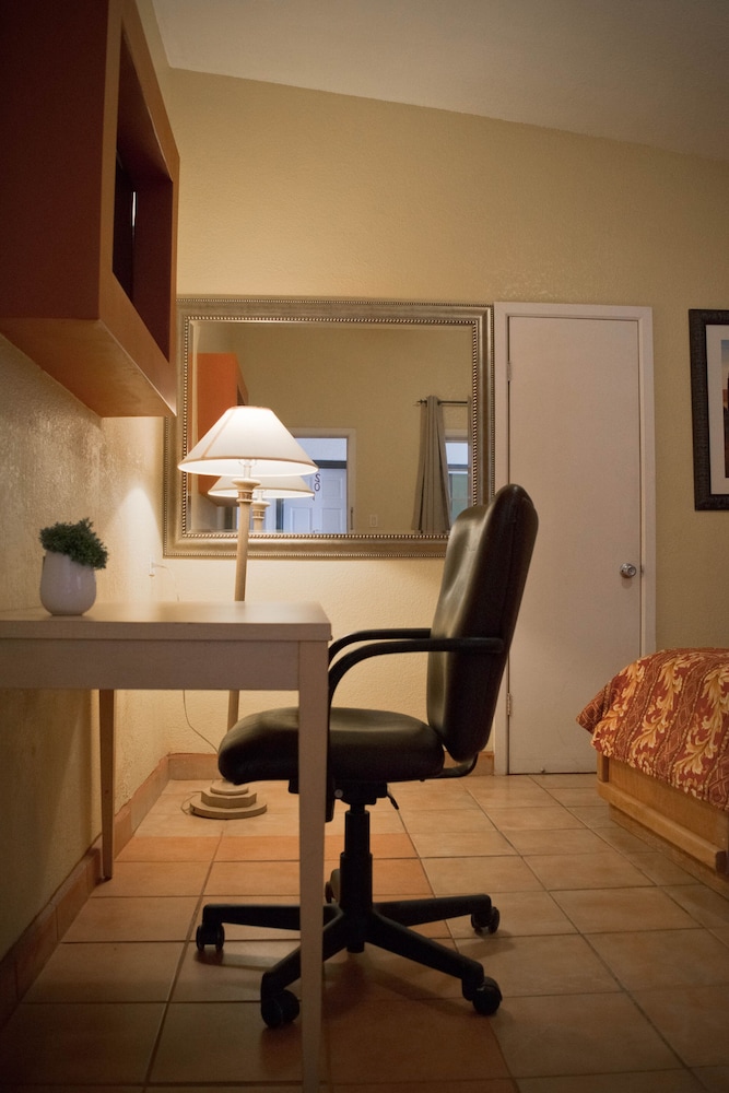 Standard Room, 1 Queen Bed photo 2