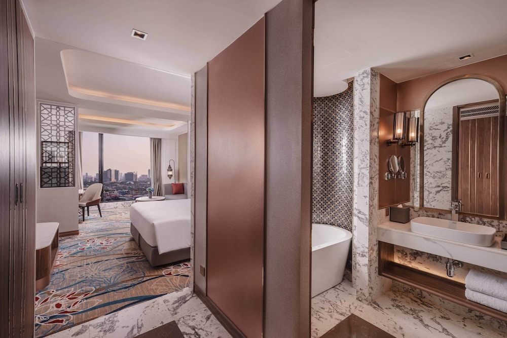 Deluxe Suite King Club Lounge Access