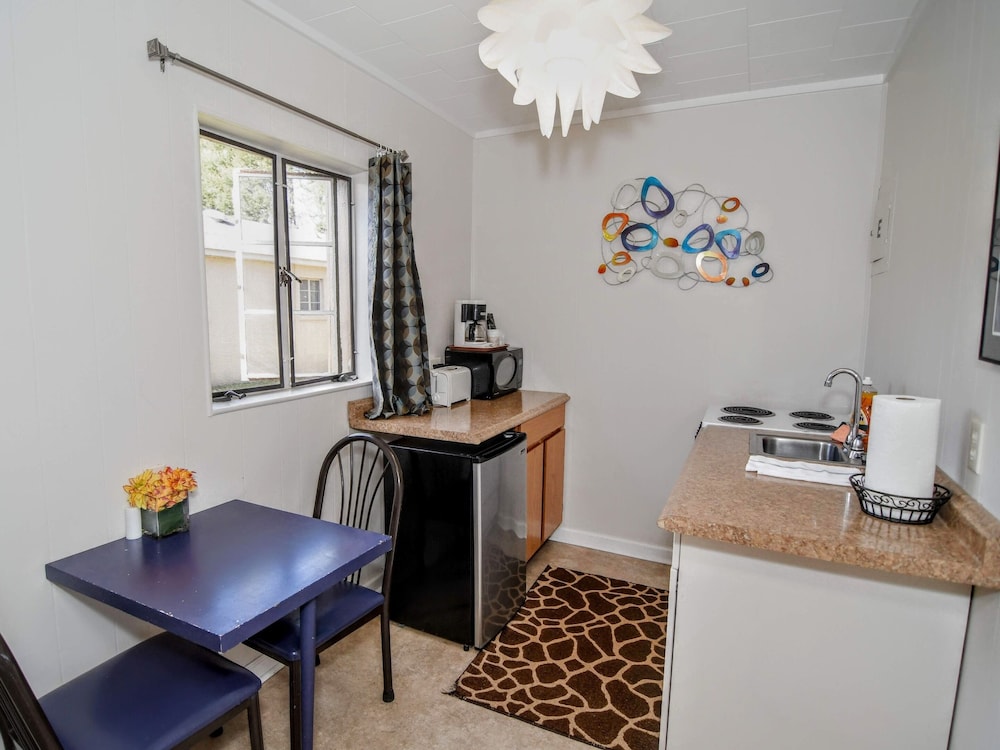 Standard Studio, Ensuite (Single Queen Efficiency) photo 2