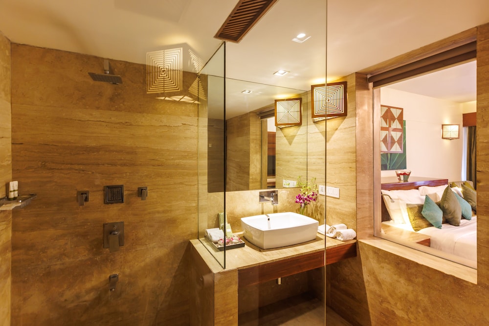 Luxury Room, 1 King Bed, Pool View - Photo 7