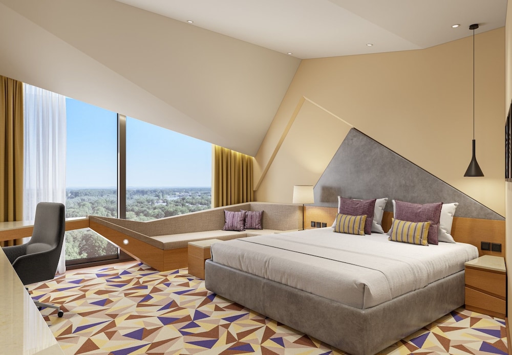 Deluxe Room, 1 King Bed (Airport View)