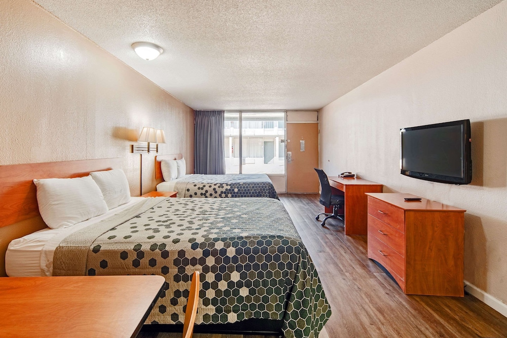 Standard Room, 1 Queen Bed, Smoking - Photo 8