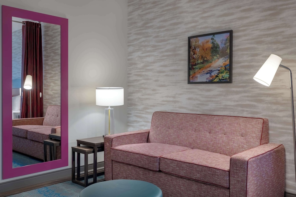 Suite, 1 King Bed, Accessible (Roll-In Shower) - Photo 7