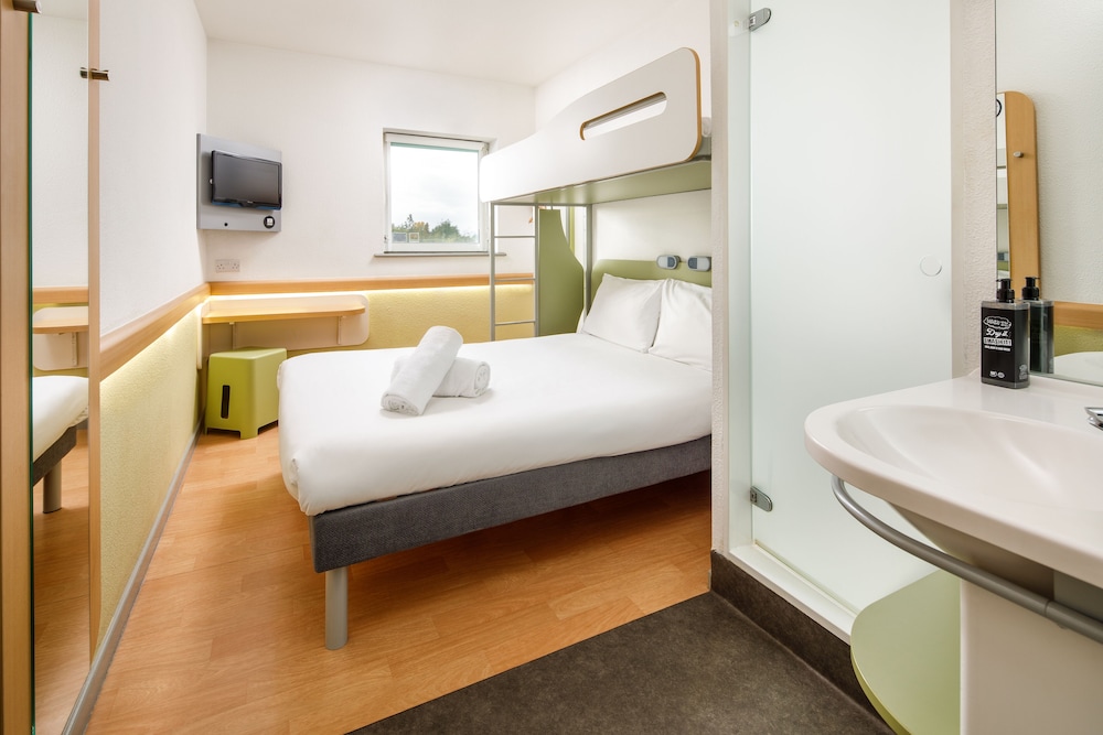 Triple Room (1 Double Bed and 1 Single Bunk Bed) photo 1