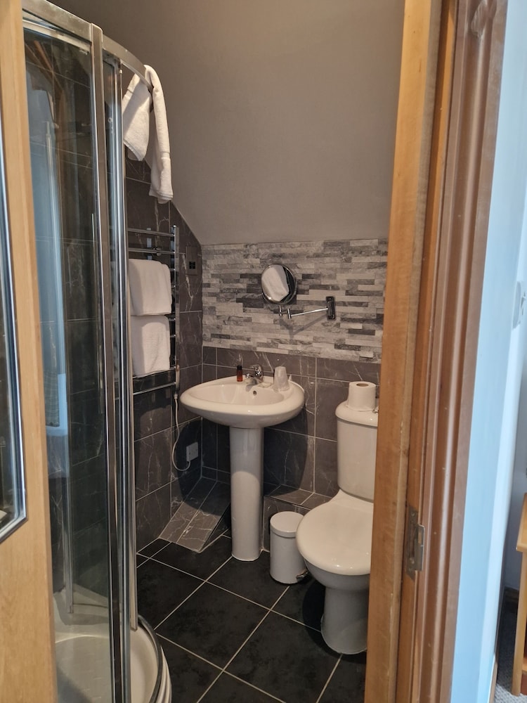 Budget Double With Skylight photo 3