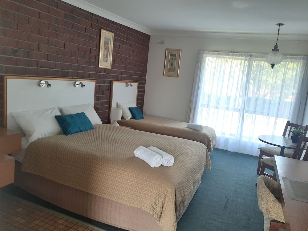 Twin Room (1 Queen bed and 1 Single bed) photo 1