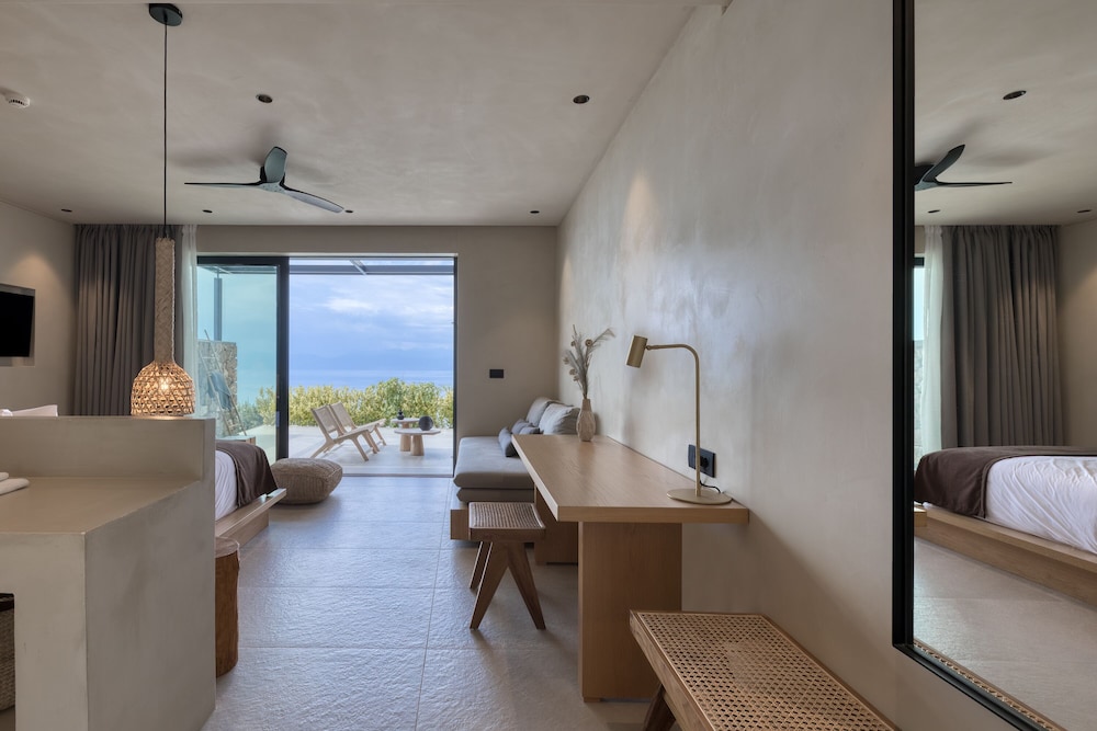 Junior Suite, 1 Bedroom, Private Pool, Sea View - Photo 1