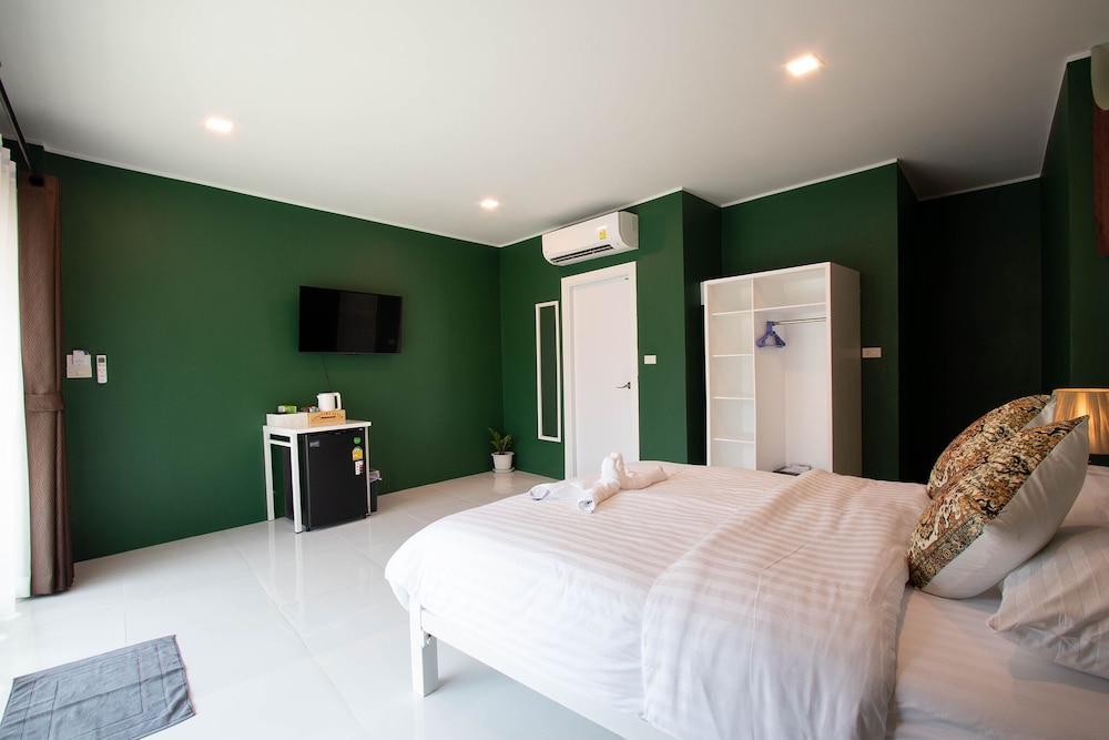 Deluxe Room, 1 Double Bed, Non Smoking, Pool Access photo 2