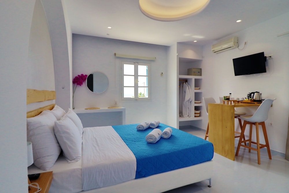 Junior Studio Suite, 1 Queen Bed, Beach View photo 2
